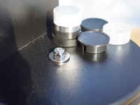 Степень затянутости крепежной гайки регулирует вращение по азимуту